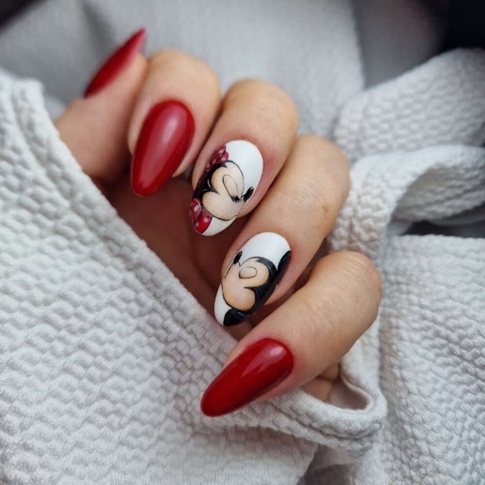 Manicure hybrydowy z drobnym zdobieniem