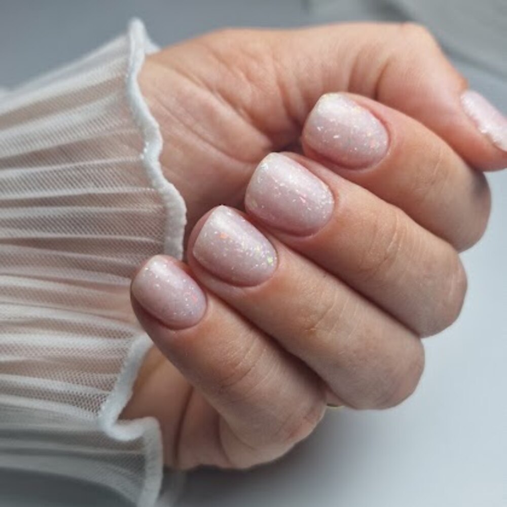 Delikatny manicure w odcieniu nude